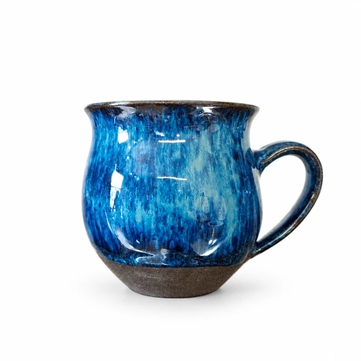 Niebieski kubek ceramiczny z połyskiem.png
