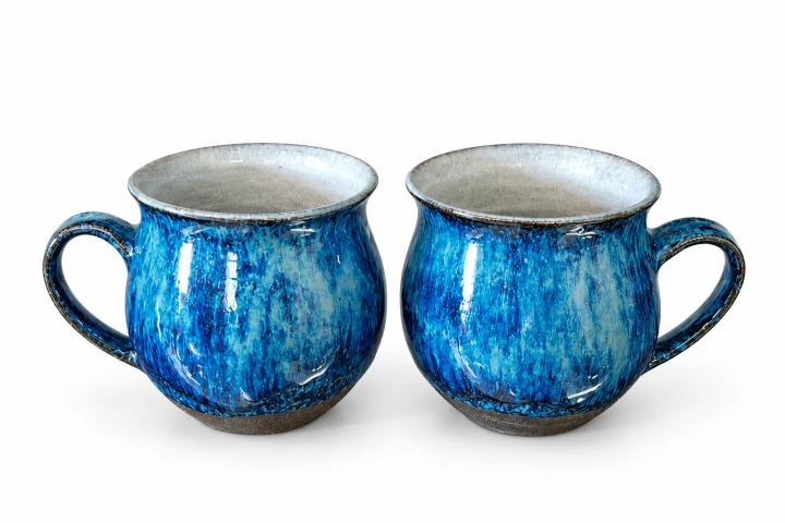 Błękitne ceramiczne kubki w duecie.png
